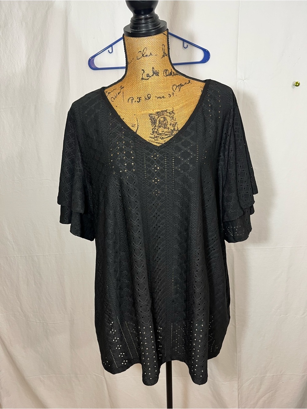 BloomChic Black Eyelet V-Neck Flutter Sleeve Top size 18-20